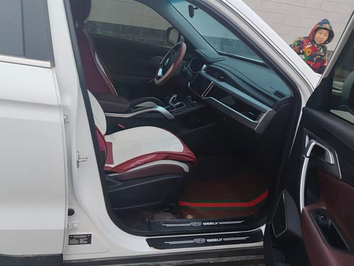 Фото 8 - Geely Atlas