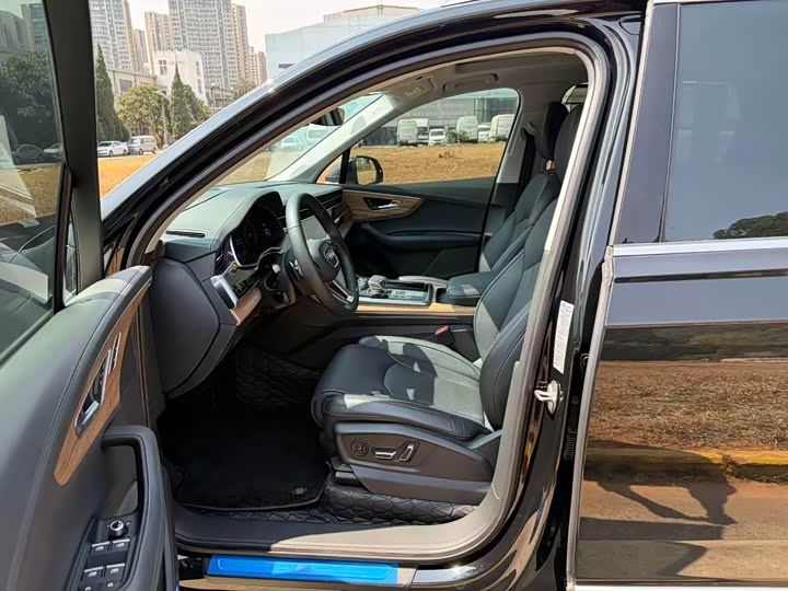 Фото 8 - Audi Q7