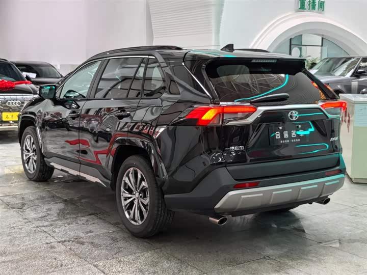 Фото 4 - Toyota RAV4