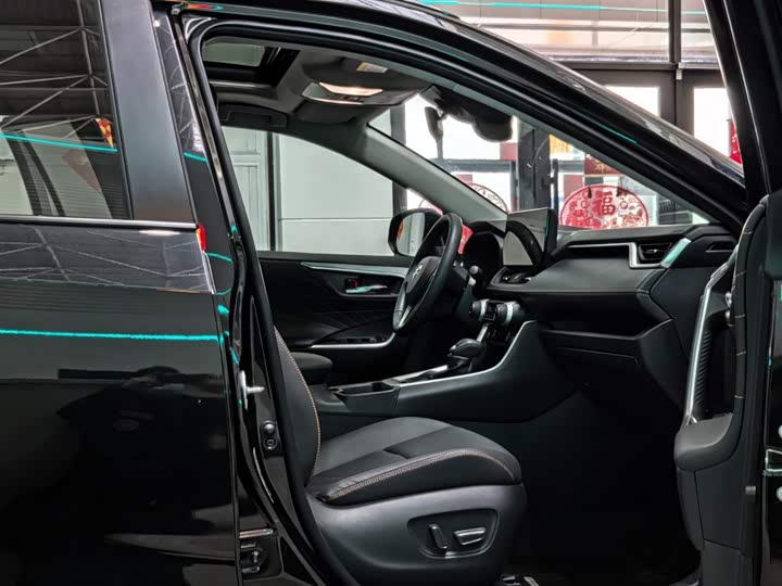 Фото 6 - Toyota RAV4