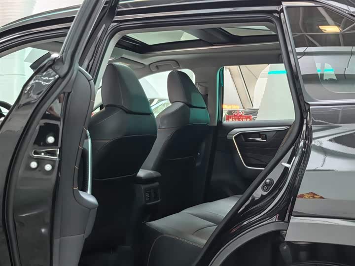 Фото 7 - Toyota RAV4