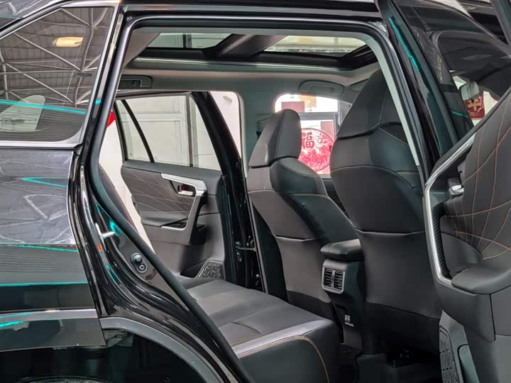 Фото 8 - Toyota RAV4