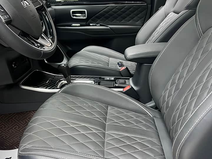 Фото 8 - Mitsubishi Outlander