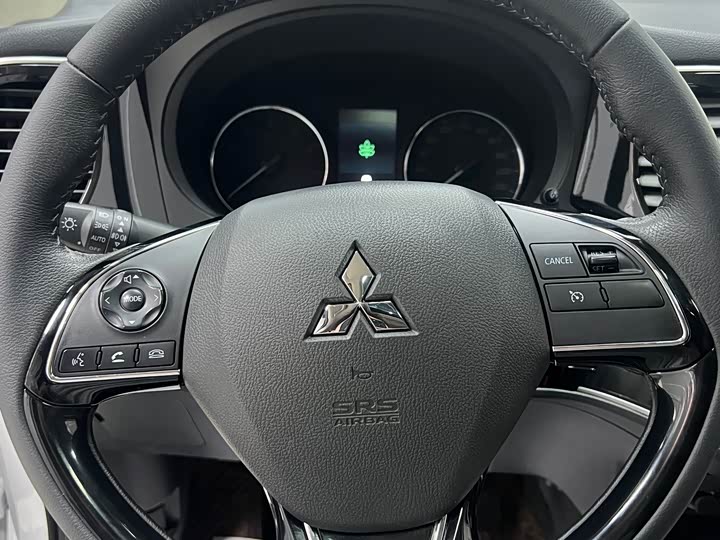 Фото 9 - Mitsubishi Outlander