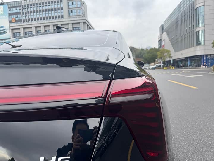 Фото 6 - Hongqi H5