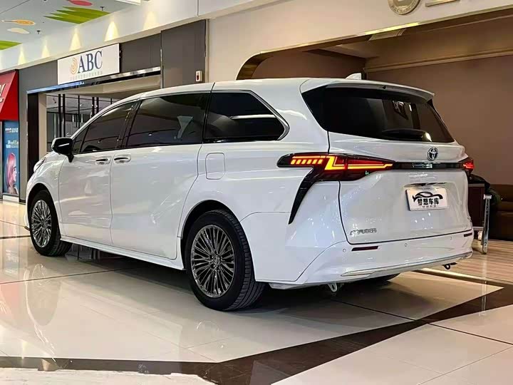 Фото 7 - Toyota Sienna