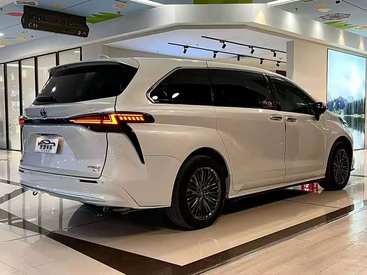 Фото 9 - Toyota Sienna