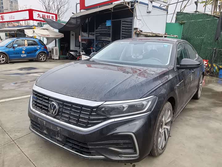 Фото 1 - Volkswagen Passat Hybrid