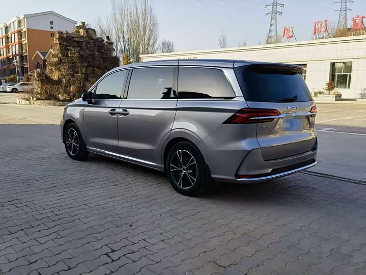 Фото 6 - Roewe iMax 8