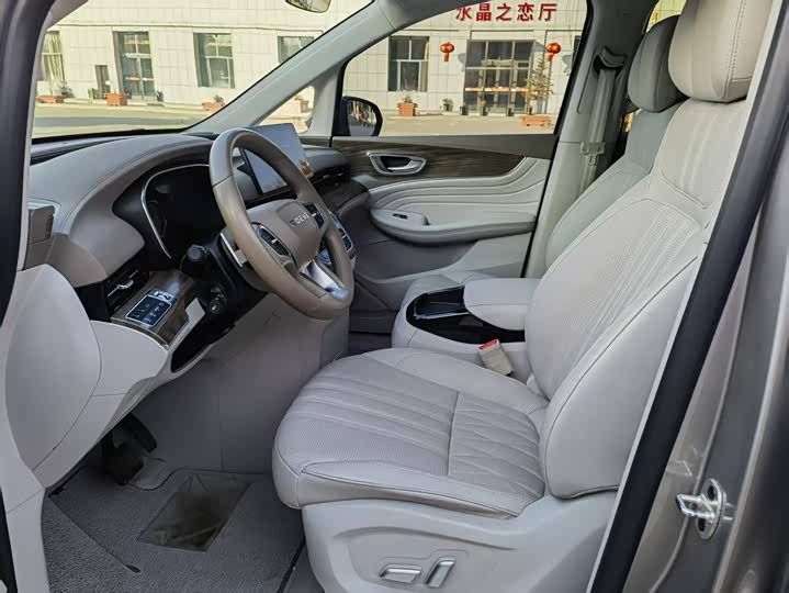 Фото 7 - Roewe iMax 8