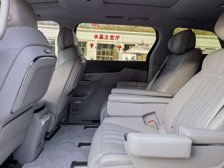 Фото 8 - Roewe iMax 8