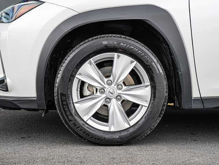 Фото 8 - Lexus UX