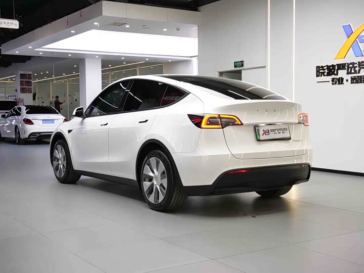 Photo 4 - Tesla Model Y