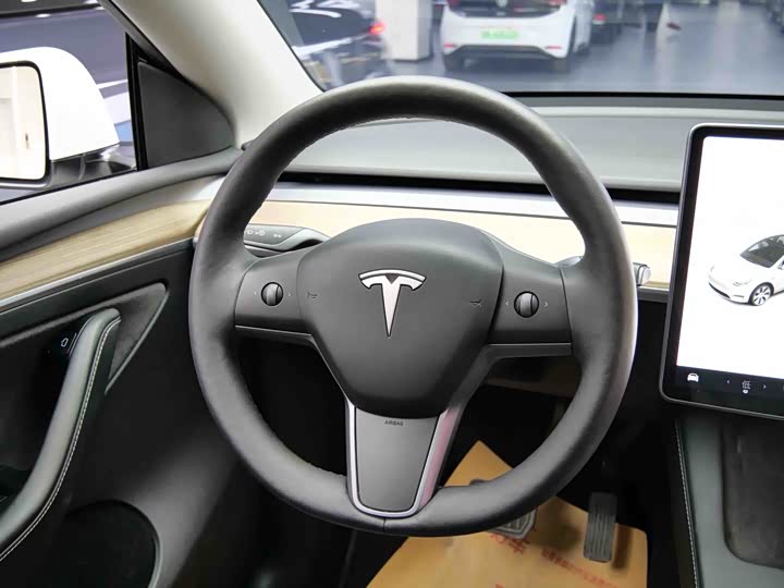 Photo 8 - Tesla Model Y