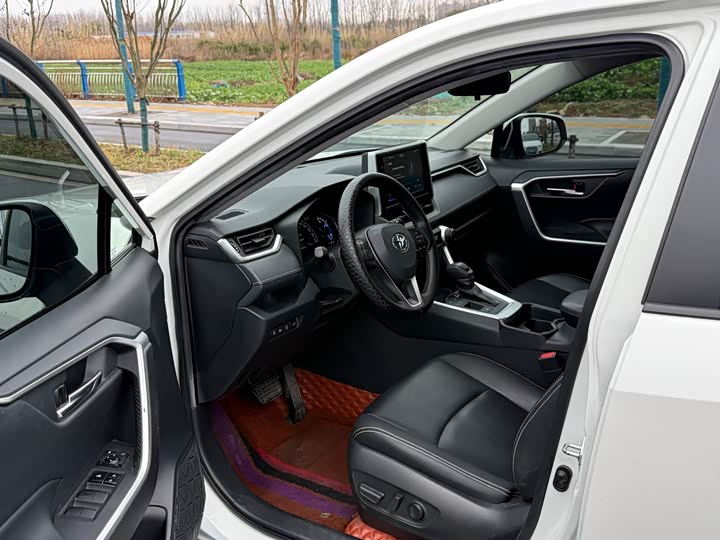 Фото 4 - Toyota RAV4