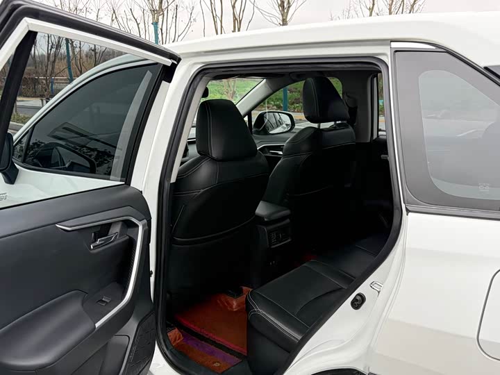 Фото 5 - Toyota RAV4