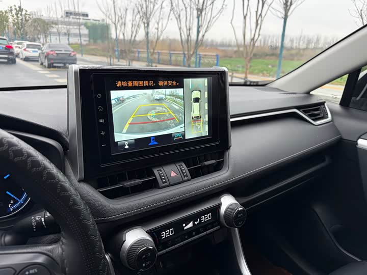 Фото 8 - Toyota RAV4