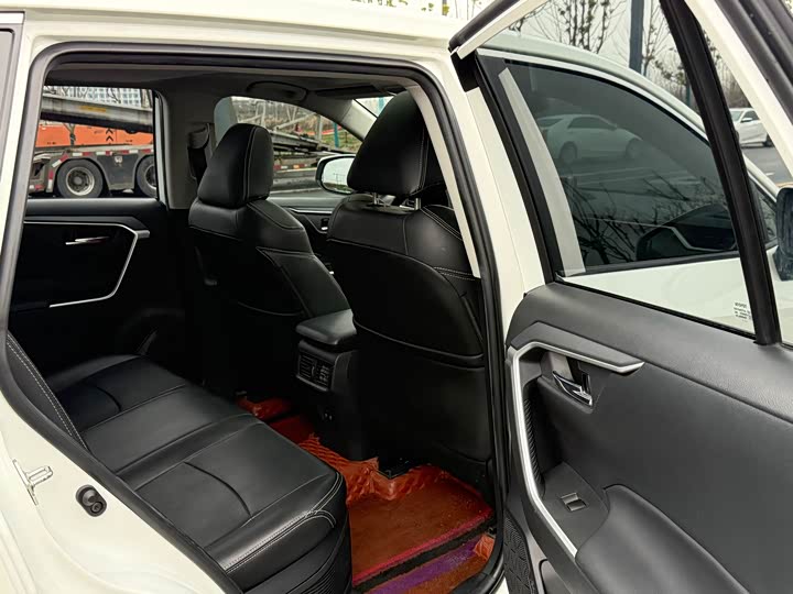 Фото 9 - Toyota RAV4