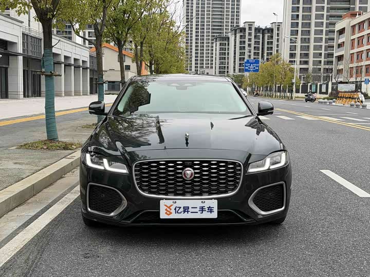 Photo 2 - Jaguar XF L