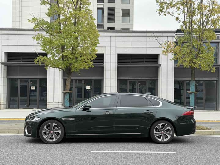 Photo 3 - Jaguar XF L
