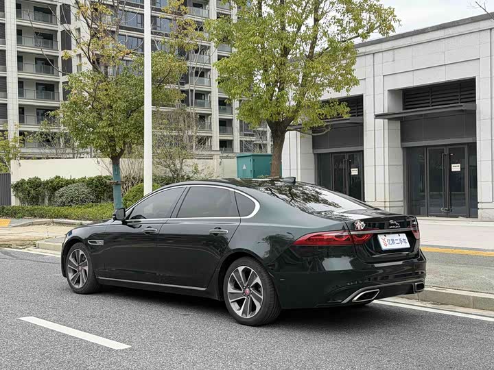 Photo 4 - Jaguar XF L