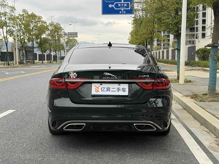 Photo 5 - Jaguar XF L