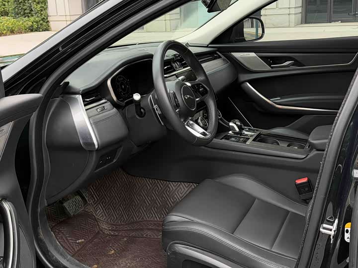 Photo 6 - Jaguar XF L