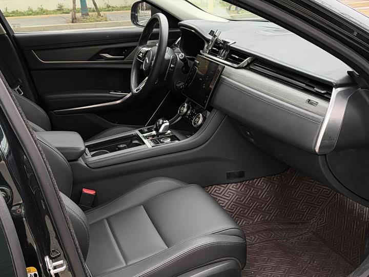 Photo 8 - Jaguar XF L