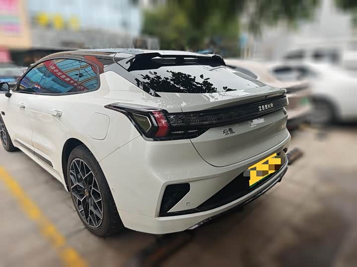 Фото 2 - Zeekr 001