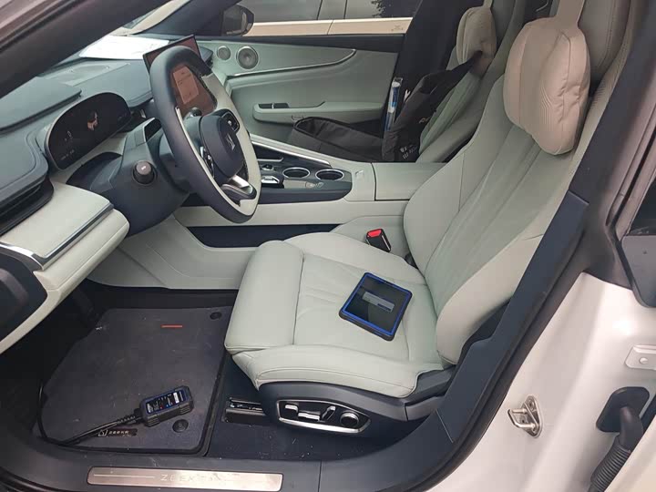 Фото 4 - Zeekr 001