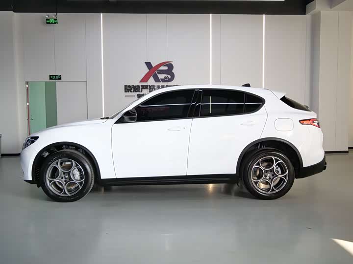 Photo 4 - Alfa Romeo Stelvio