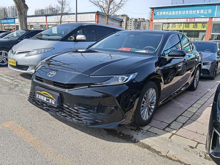 Фото 1 - Toyota Camry