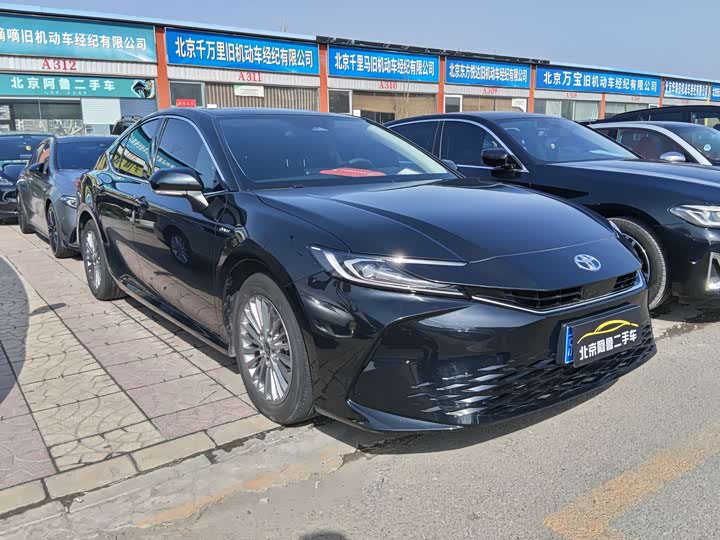 Фото 2 - Toyota Camry