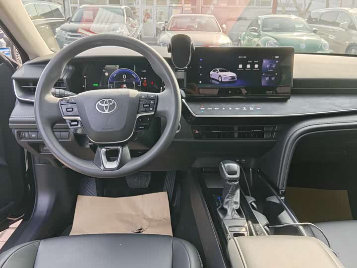 Фото 8 - Toyota Camry