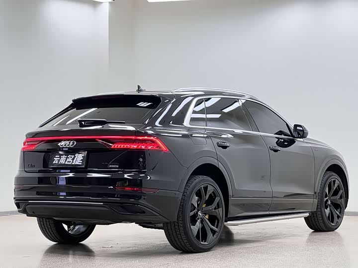 Фото 7 - Audi Q8