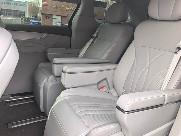 Фото 6 - Roewe iMax 8 EV