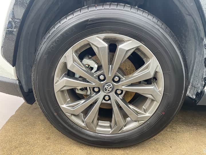 Фото 4 - Toyota RAV4