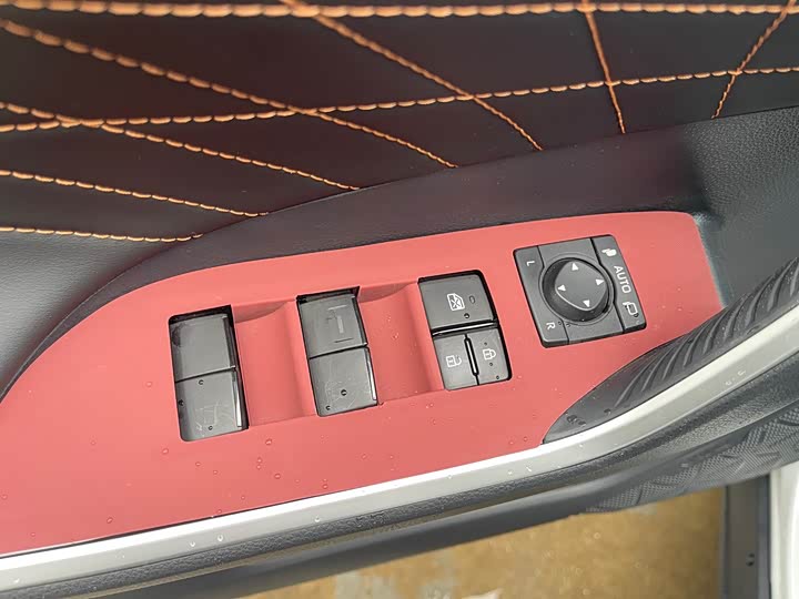 Фото 8 - Toyota RAV4