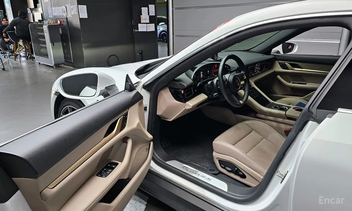 Фото 10 - Porsche Taycan