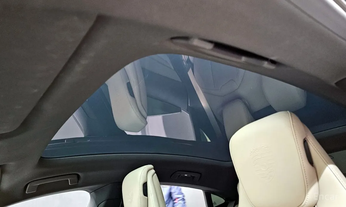 Фото 18 - Porsche Taycan