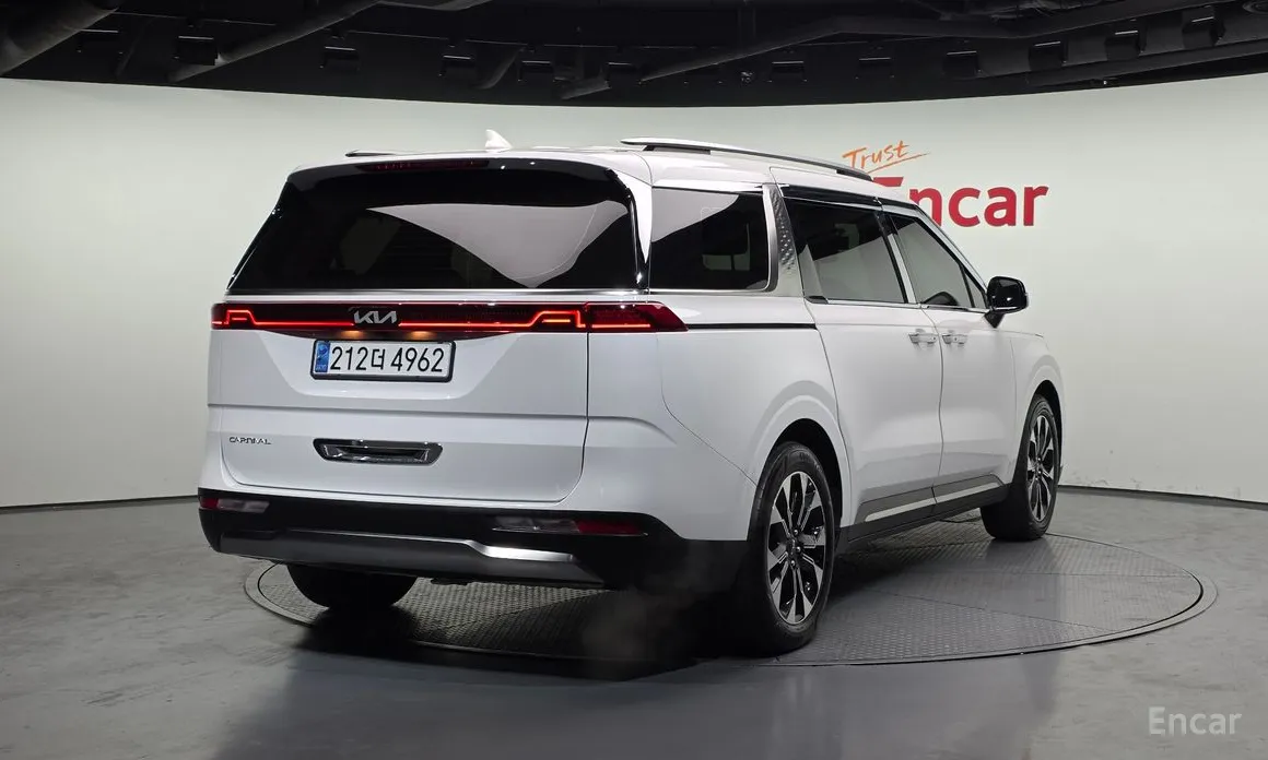 Photo 2 - Kia Carnival