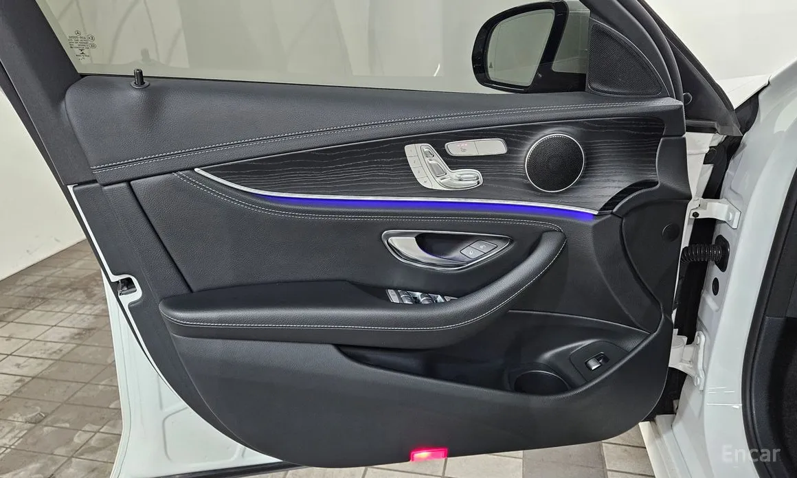 Фото 15 - Mercedes-Benz E-Class