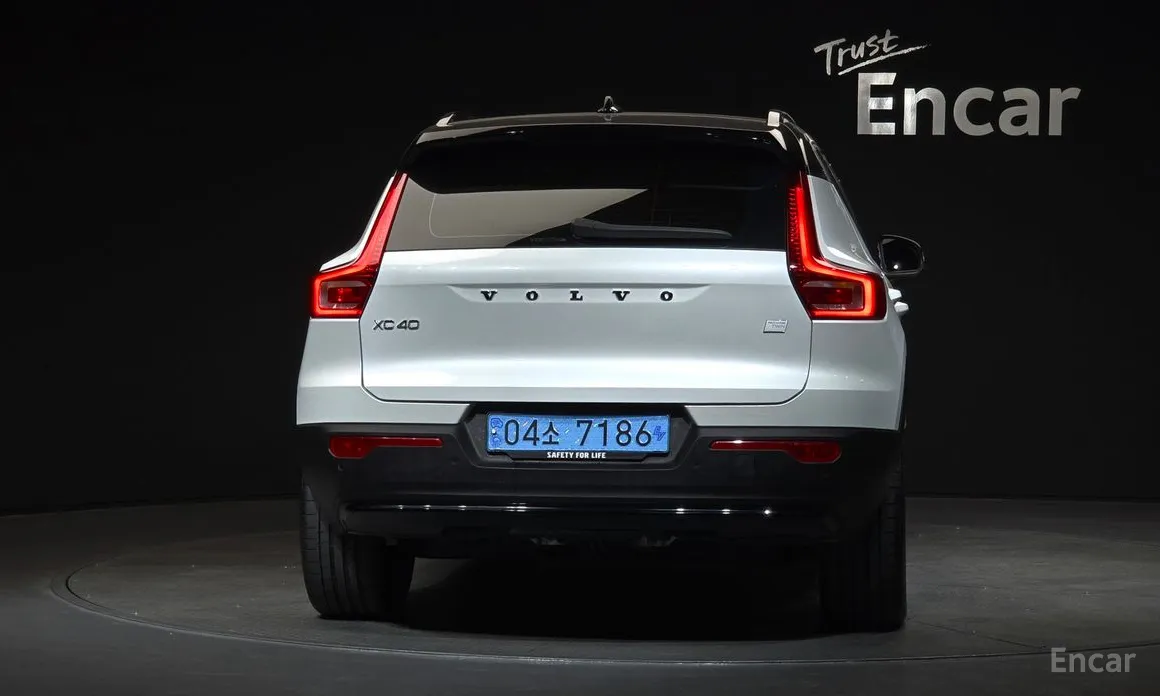 Фото 4 - Volvo XC40