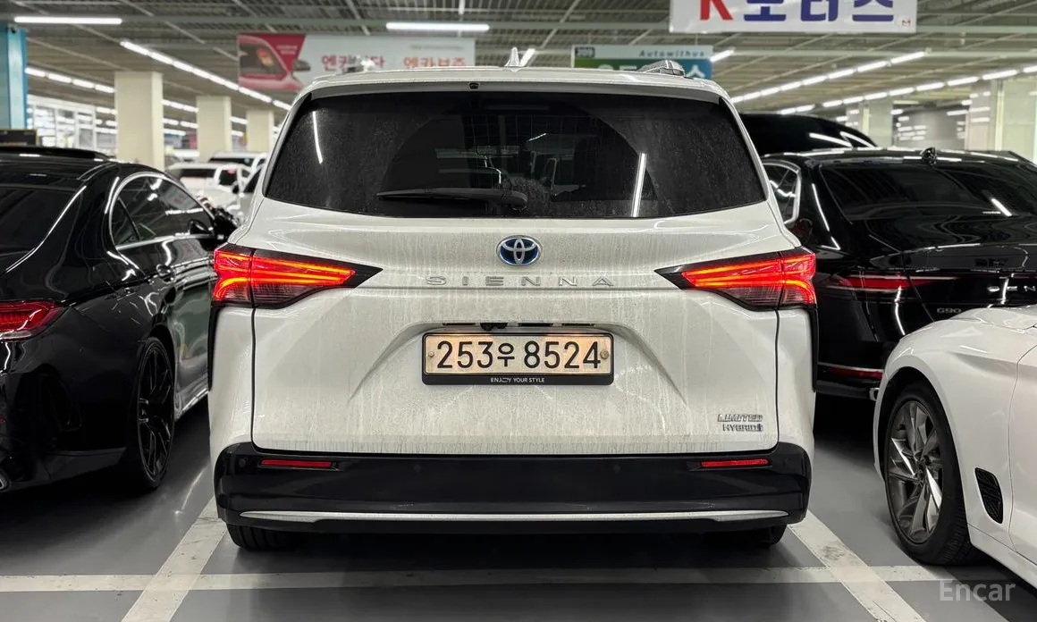Photo 2 - Toyota Sienna