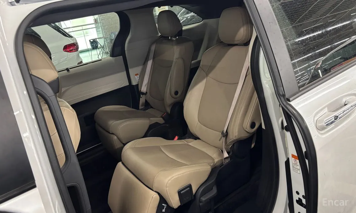 Photo 7 - Toyota Sienna