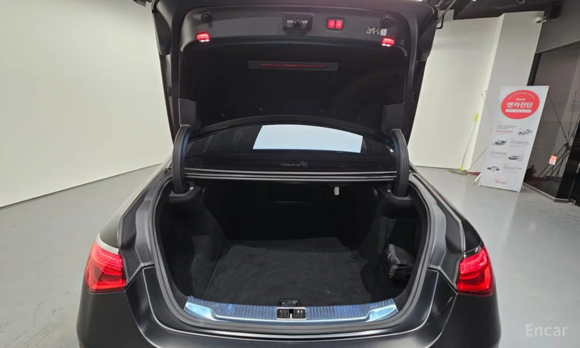 Photo 20 - Mercedes-Benz S-Class