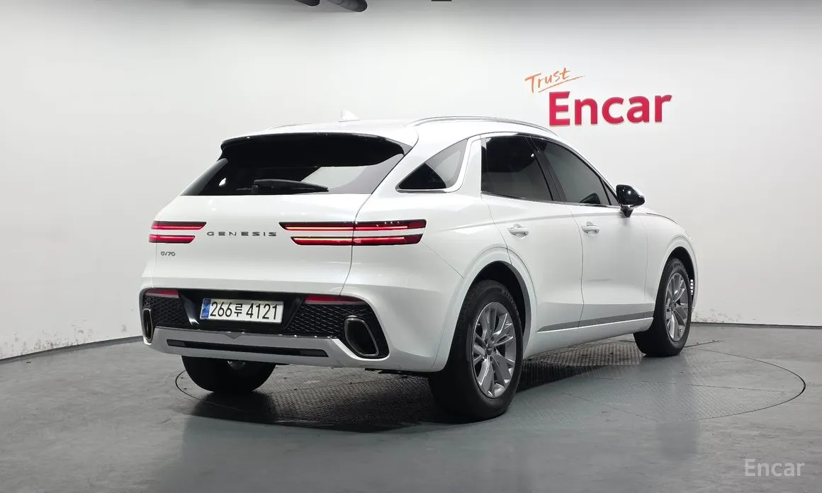 Фото 2 - Genesis GV70