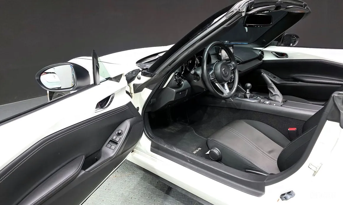 Фото 10 - Mazda MX-5 Miata