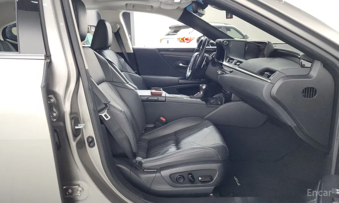 Фото 11 - Lexus ES