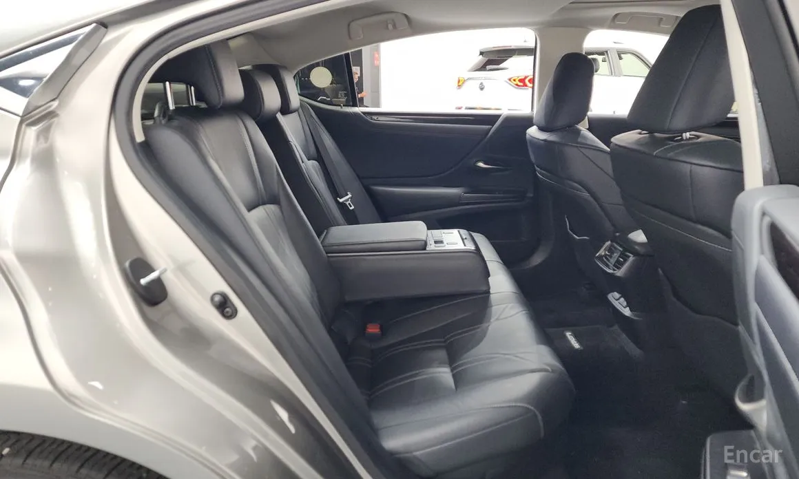 Фото 12 - Lexus ES